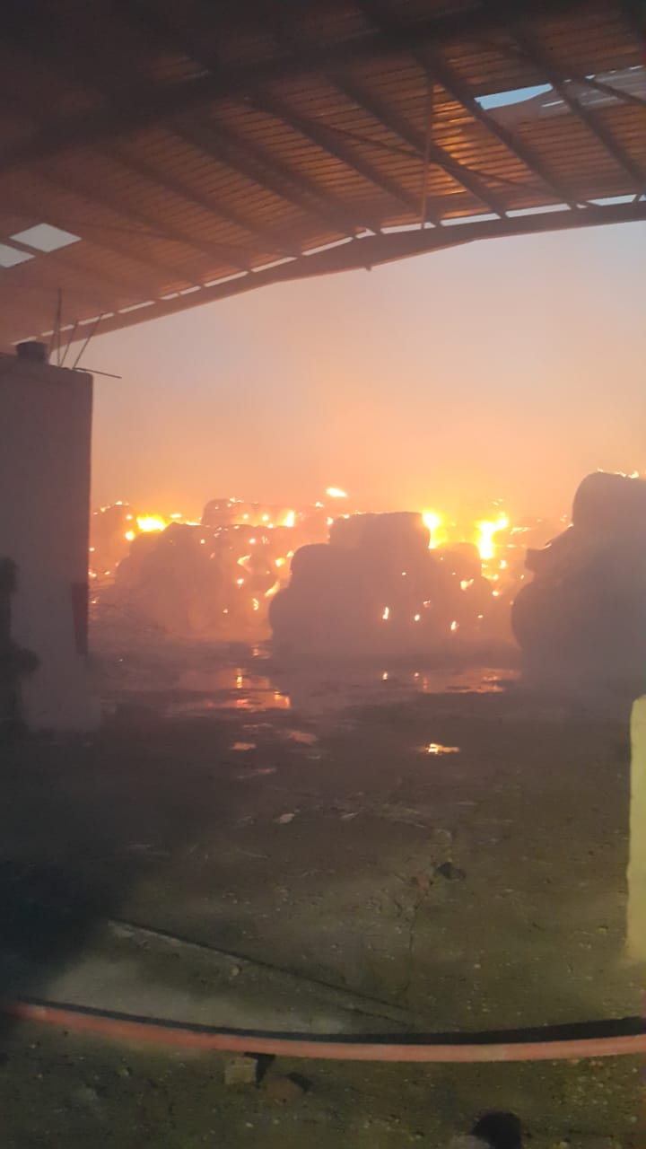 حريق مخزن كرتون بطريق بلبيس (1)