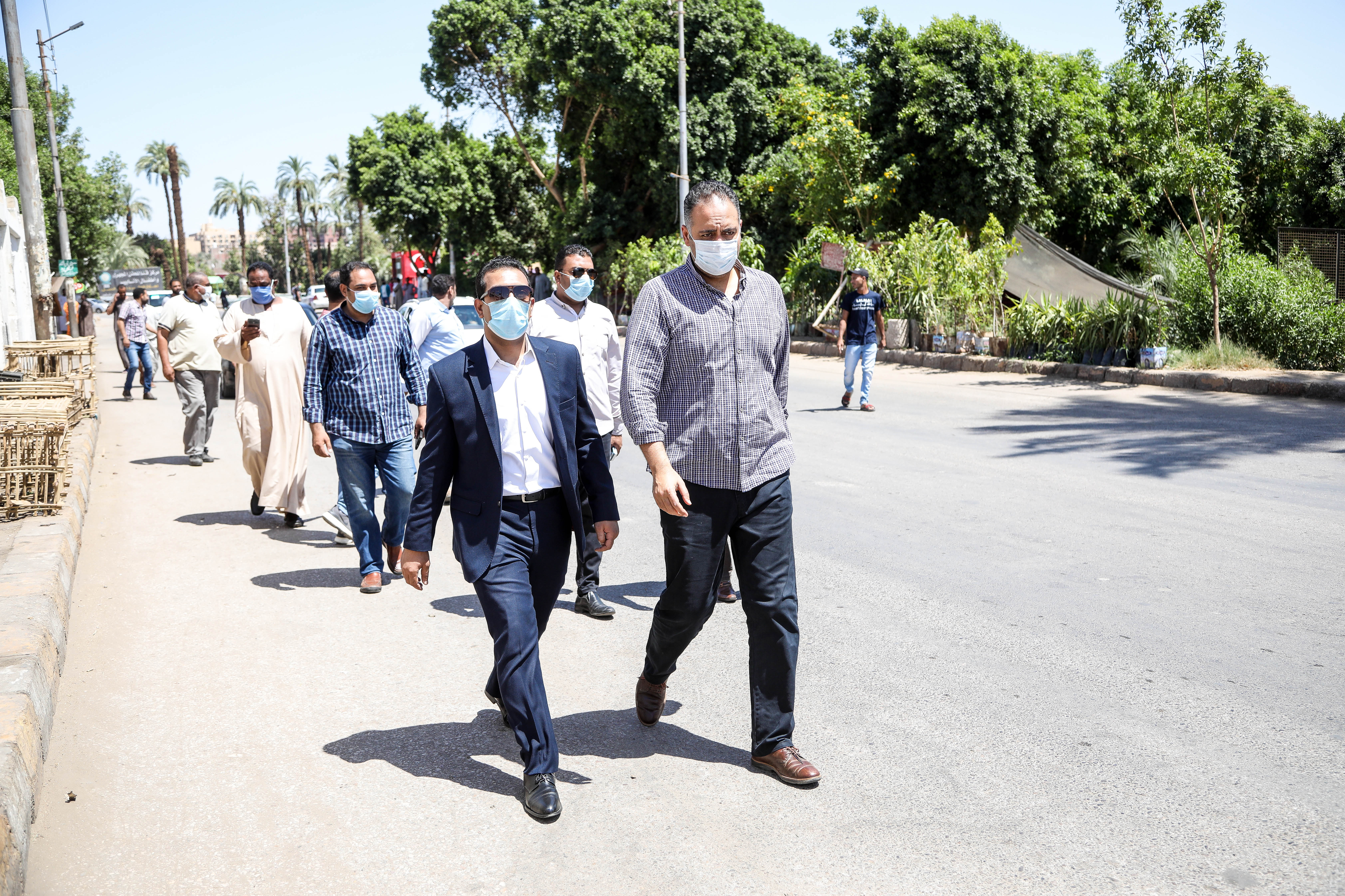 جولة نائب محافظ قنا بمجمع المواقف (2)