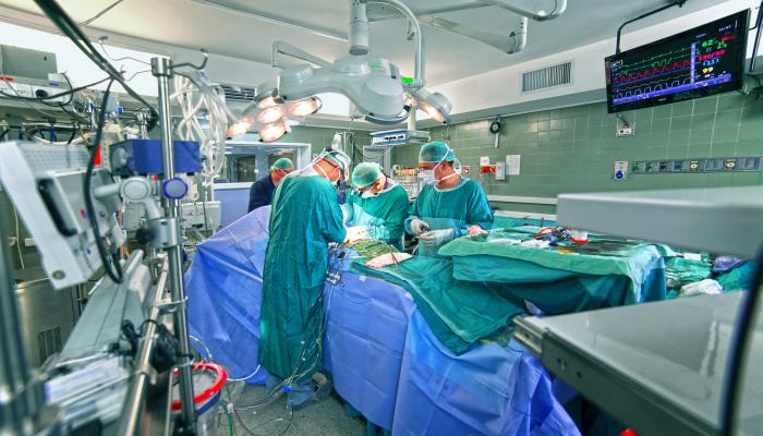 الاطباء وهم يحيطون بالمريض في غرفة العمليات