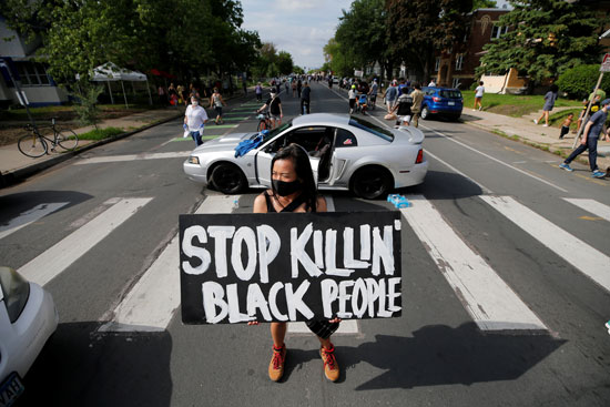 لافتة تطالب بالتوقف عن قتل السود