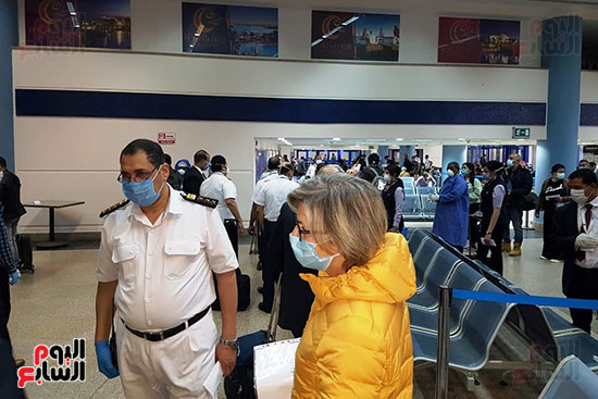 العائدين من الخارج بمطار مرسي علم (11)