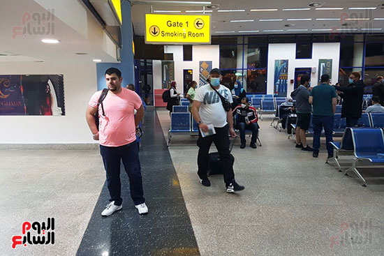 العائدين من الخارج بمطار مرسي علم (9)