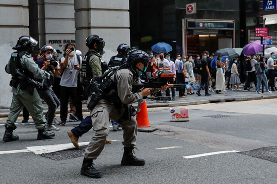 كر وفر بين الشرطة والمتظاهرين فى هونج كونج