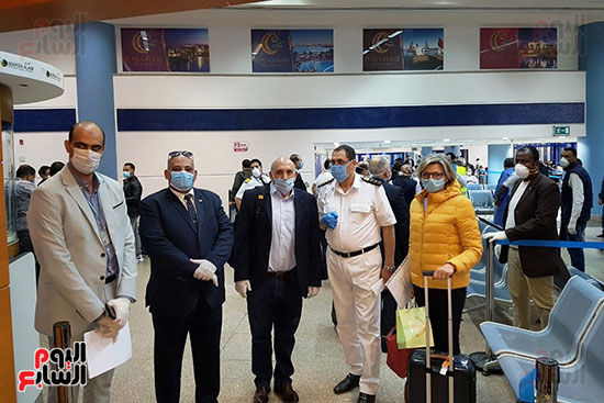العائدين من الخارج بمطار مرسي علم (6)
