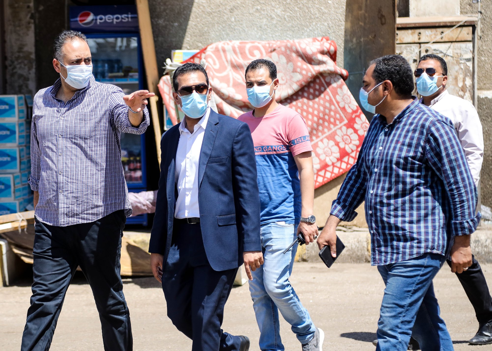 جولة نائب محافظ قنا بمجمع المواقف (1)