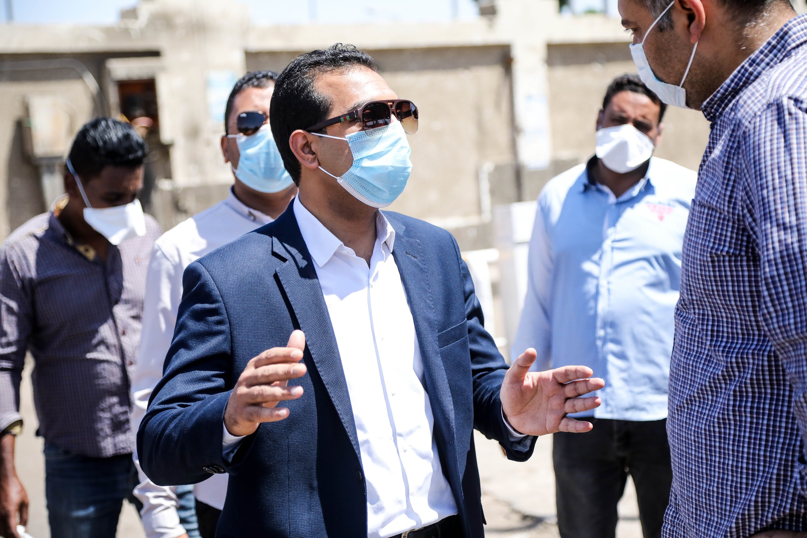 جولة نائب محافظ قنا بمجمع المواقف (4)