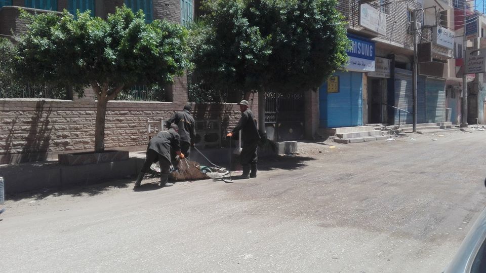 حملات النظافة اليومية بشوارع مدينة اسنا