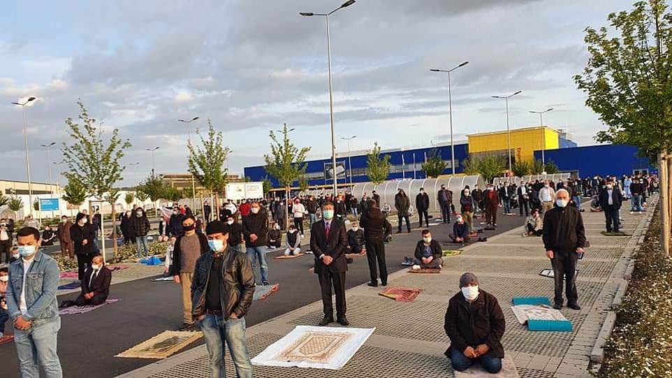 مسلمون يصلون في موقف للسيارات