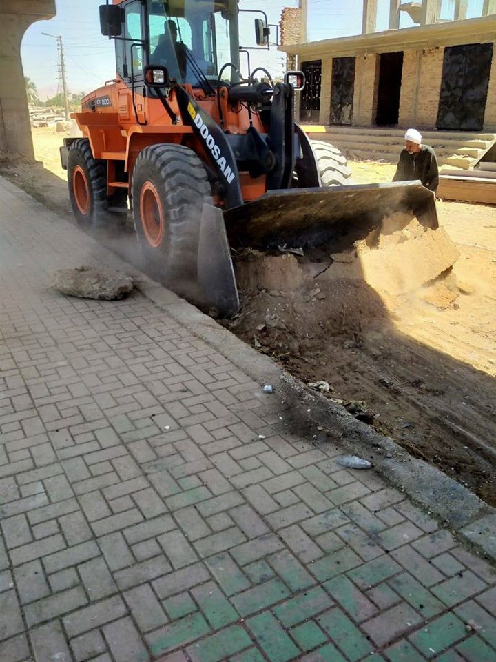 جانب من رفع المخلفات بمدينة البياضية جانب من رفع المخلفات بمدينة البياضية