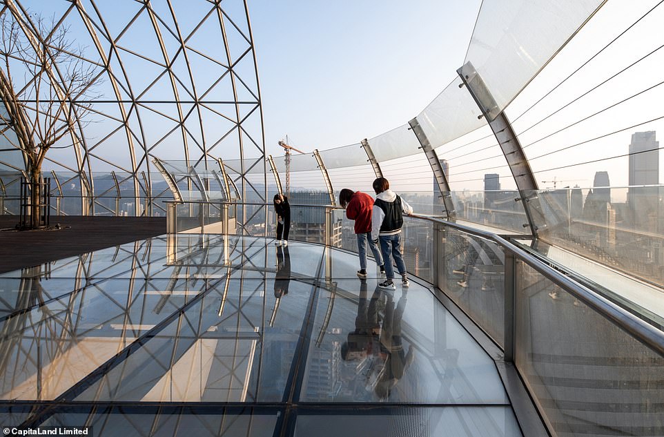 الممر الزجاجى قبل افتتاحه