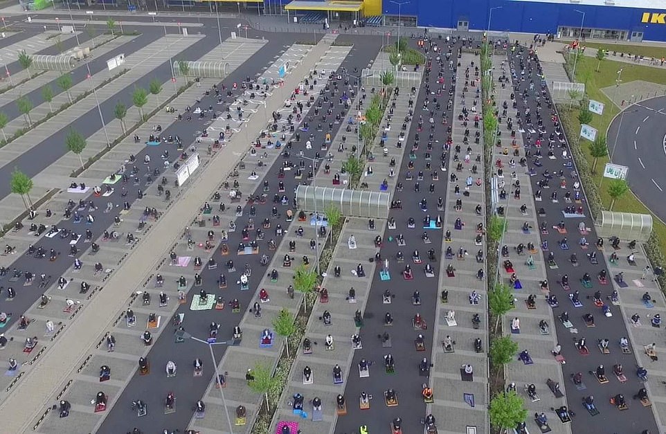 موقف للسيارات يتحول إلى ساحة صلاة في ألمانيا