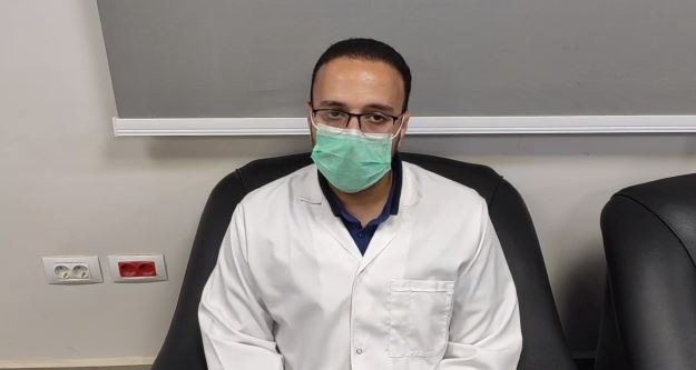 الدكتور محمد إبراهيم طالب دكتور الباطنة والكلى بمستشفى النجيلة
