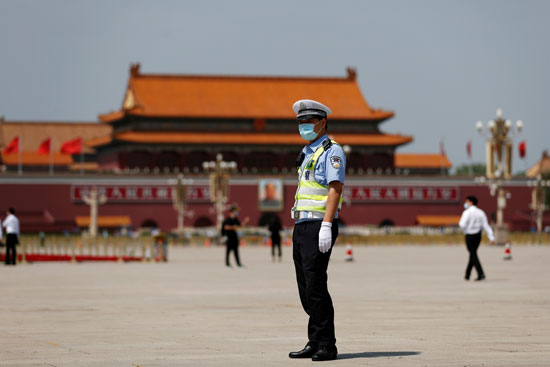 ضابط شرطة يقف فى ميدان تيانانمن قبل الجلسة الختامية للمجلس الوطنى لنواب الشعب الصينى