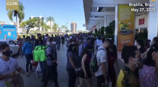 حشود امام مراكز التسوق في البرازيل