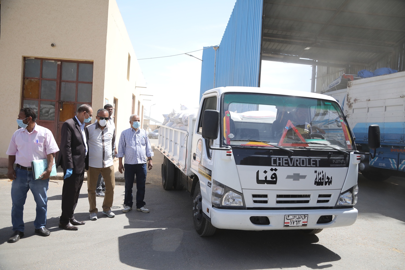 توريد القمح للشون والصوامع فى قنا (10)