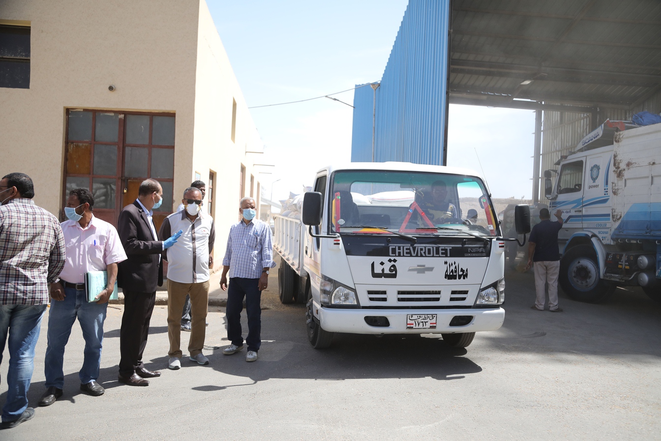 توريد القمح للشون والصوامع فى قنا (9)