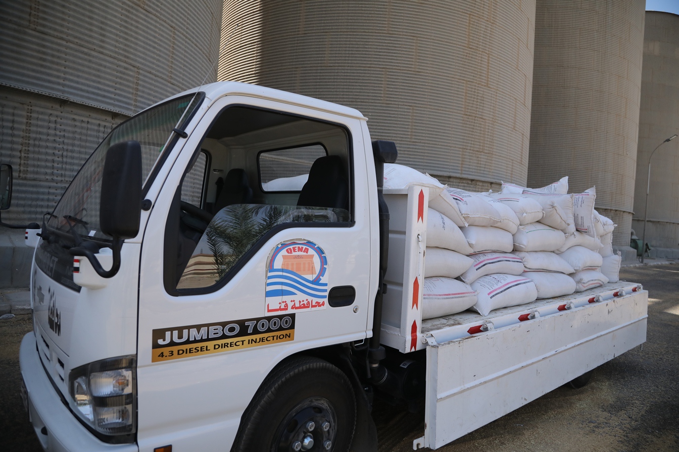 توريد القمح للشون والصوامع فى قنا (15)