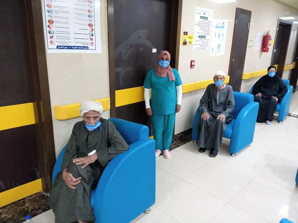 لحظة خروج المتعافين من فيروس كورونا بالمستشفى لحظة خروج المتعافين من فيروس كورونا بالمستشفى
