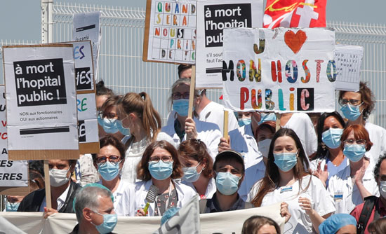 أطباء فرنسا يتظاهرون احتجاجا على نقص أدوات الحماية