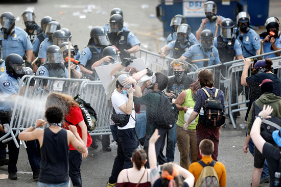 الشرطة تفرق المتظاهرين