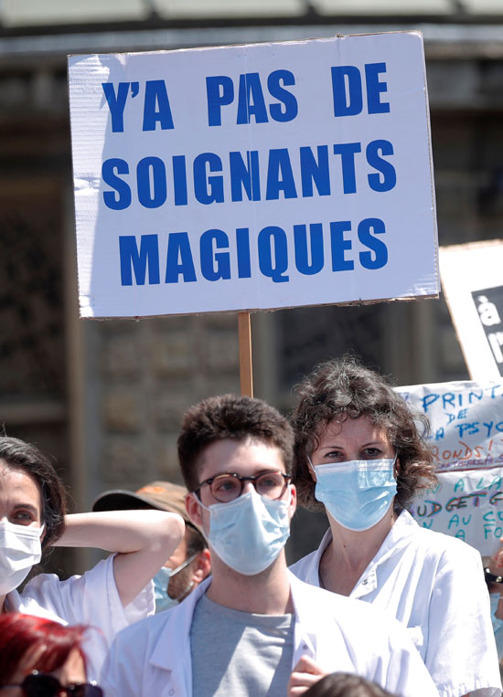 أطباء فرنسا يتظاهرون احتجاجا على نقص معدات الحماية