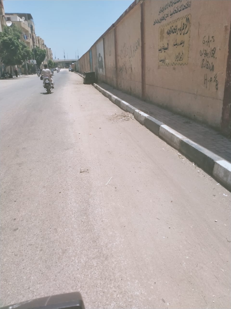 رفع المخلفات بشوارع حى وسط مدينة الأقصر رفع المخلفات بشوارع حى وسط مدينة الأقصر