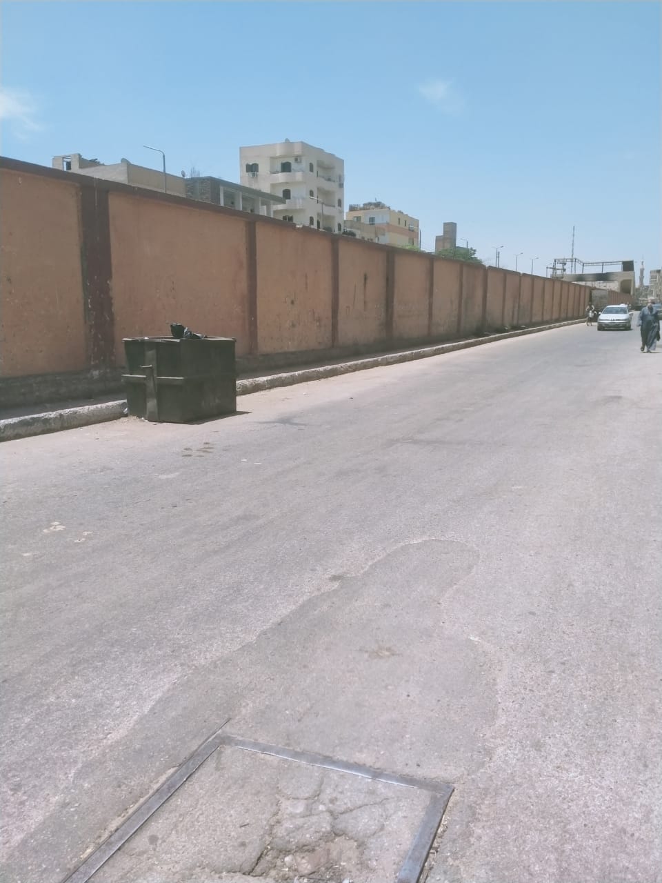 رجال حى وسط مدينة الأقصر ينجحون فى إزالة ورفع 40 طن رجال حى وسط مدينة الأقصر ينجحون فى إزالة ورفع 40 طن