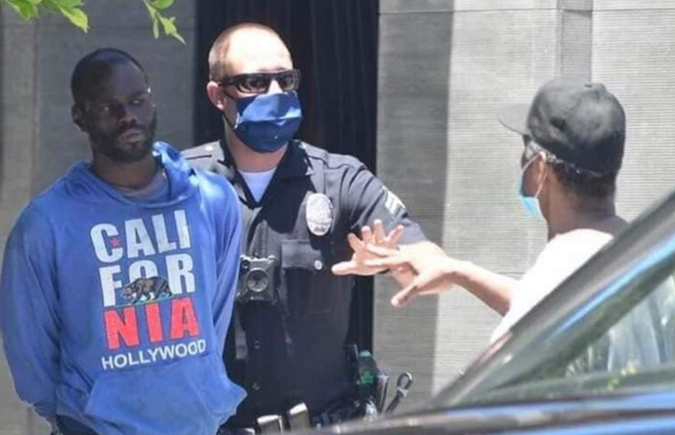 دينزل واشنطن يمنع الشرطة الأمريكية من احتجاز مشرد  أسود