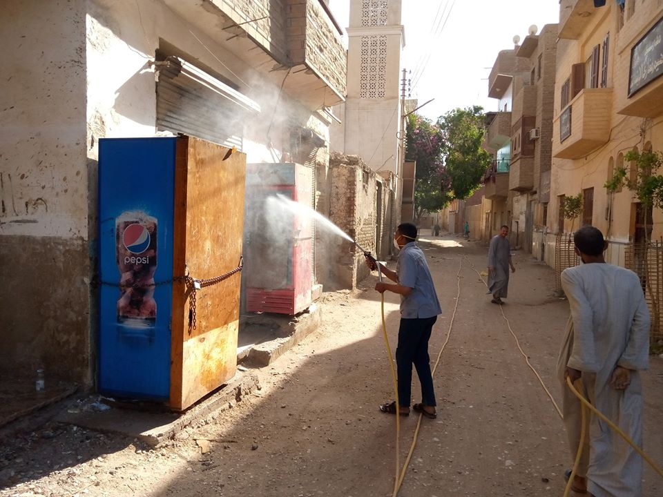 رش وتطهير قرى مدينة إسنا بأيادى الشباب