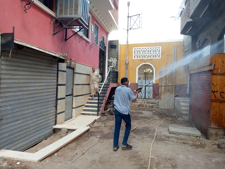 شباب مدينة إسنا يطلقون حملات رش وتعقيم بالقرى