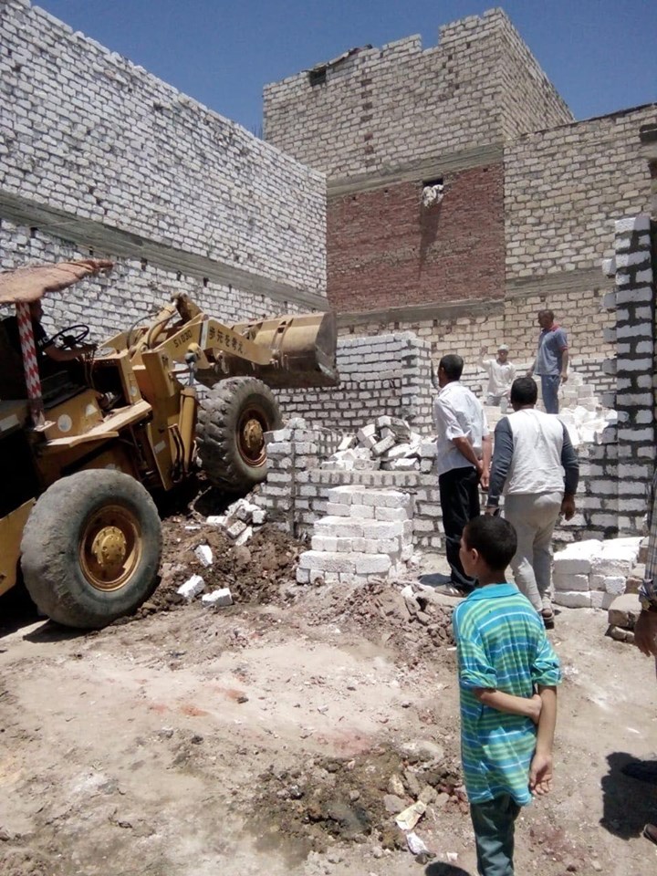 إزالة تعد بالبناء على أملاك الدولة بالمنيا (1)