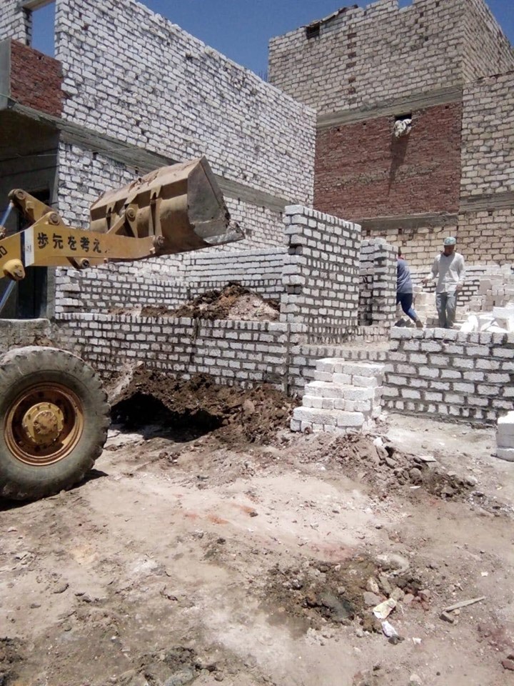 إزالة تعد بالبناء على أملاك الدولة بالمنيا (2)