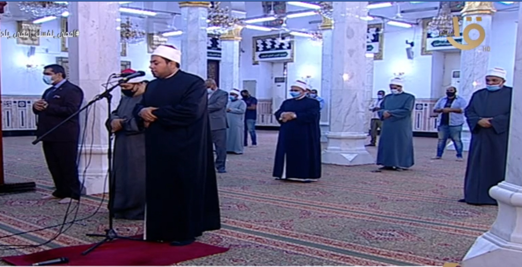  أول صلاة جمعة منذ إغلاق المساجد 20 مصلى يؤدون الصلاة بمسجد السيدة نفيسة (1)