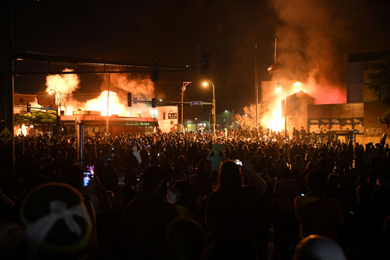 قام متظاهرون بإشعال النار في المبارزة بالقرب من المنطقة الثالثة لشرطة مينيابوليس في اليوم الثالث من المظاهرات
