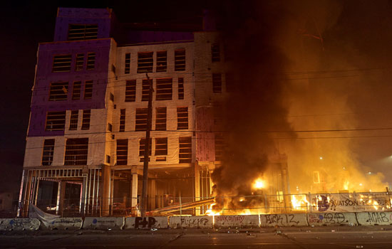 النيران تلتهم أحد المبانى خلال الاشتباكات