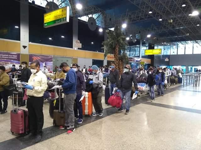 رحلة استثنائية تغادر مطار القاهرة لإجلاء 220 عالقا هنديا (4)