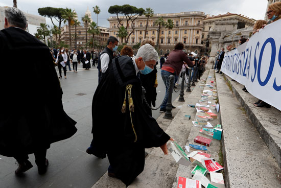 احتجاجات لفتح المحاكم بإيطاليا