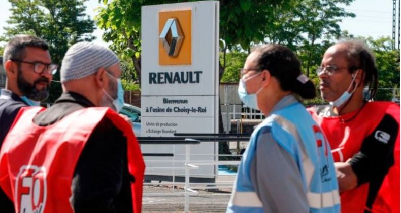 جانب من تجمهر موظفي رينو للسيارات