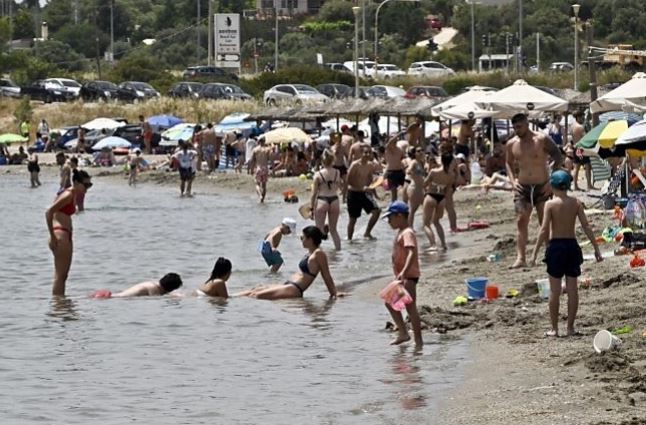 توافد الناس على شواطئ لارنكا في قبرص