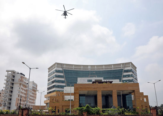 الهليكوبتر أعلى مستشفى تقدم الرعاية الطبية لمرضى كورونا