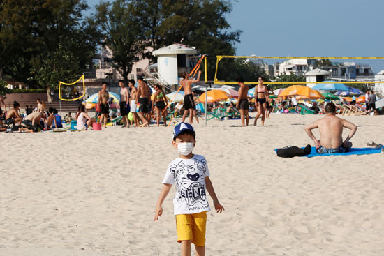 طفل يلعب بأحد الشواطئ