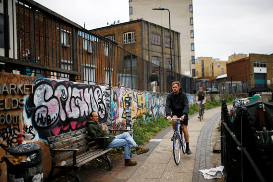 مواطنون بريطانيون يركبون دراجاتهم بالشوارع