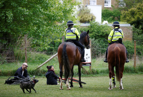 ضباط بالشرطة البريطانية على ظهر خيول بأحد الحدائق
