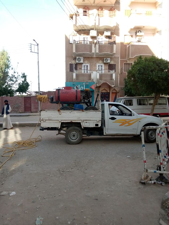 أعمال التعقيم والتطهير بشوارع إسنا