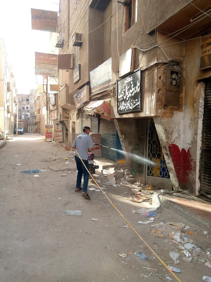 شباب إسنا ومجلس المدينة يواصلون حملات الرش والتعقيم اليومية للشوارع