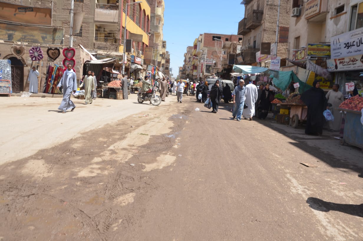 مدينة إسنا تفض التجمعات وتتابع إرتداء المواطنين الكمامات