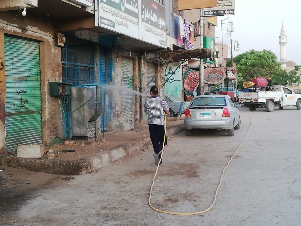 حملات الرش والتعقيم اليومية للشوارع بمدينة إسنا