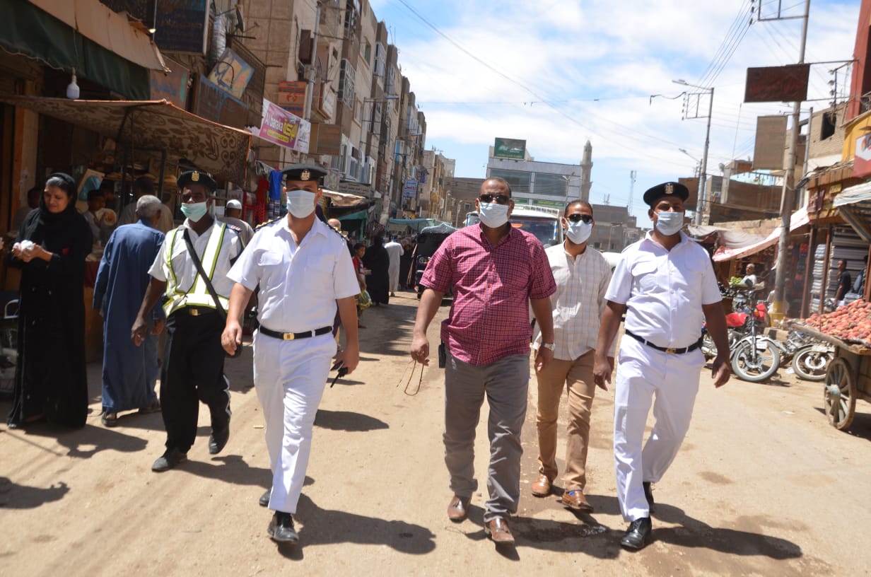 فض التجمعات وتتابع إرتداء المواطنين الكمامات بالشوارع الرئيسية