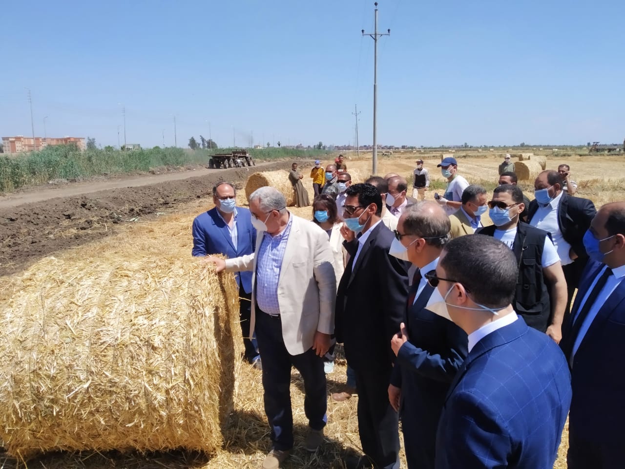 وزير  الزراعة  اثناء جولة    بمشروعات زراعية بكفر الشيخ  (5)