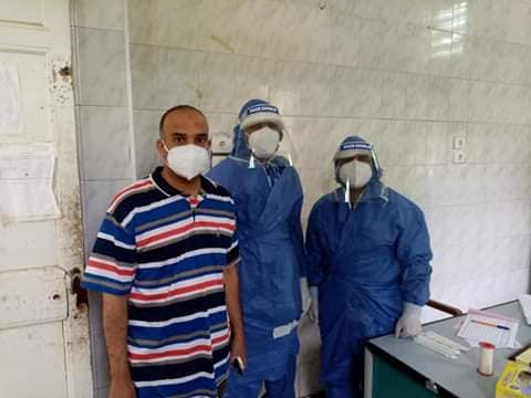 أعمال سحب المسحات من المشتبه بإصابتهم بكورونا فى مستشفى صدر إسنا (1)